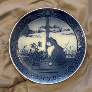 1970 Royal Copenhagen "Christmas Rose And Cat" decorative plate.